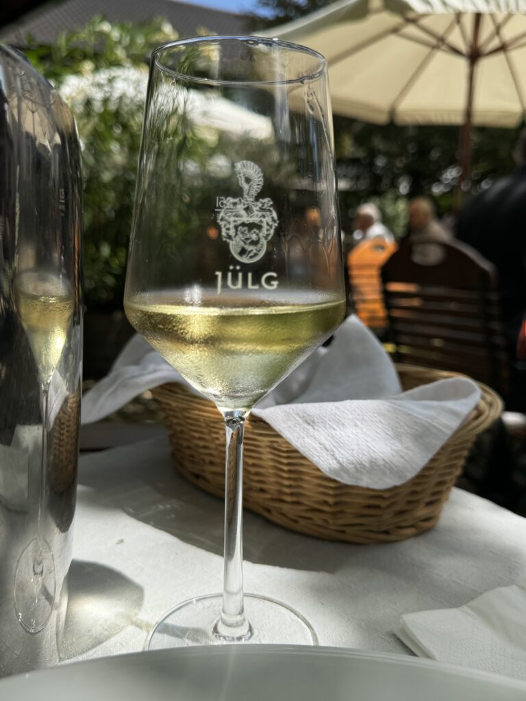 Weingut Jülg, Opus Oskar Chardonnay, Weinverkostung, Weinliebe auf Reisen, Weinreise, Weingutsbesuch, Weinstube Mittagessen, Wein zum Mittagessen