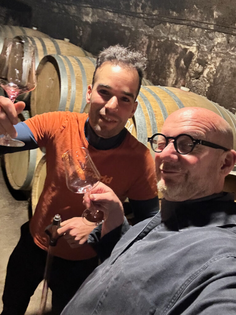 José Gil und Lars Brand im Keller des Castillo Fortaleza